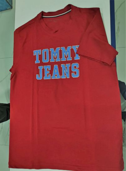 టామీ జీన్స్ టీ-షర్టులు యొక్క చిత్రం
