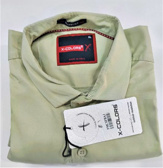 పురుషుల రెగ్యులర్ ఫిట్ సాలిడ్ కర్వ్డ్ కాలర్ క్యాజువల్ షర్ట్ యొక్క చిత్రం