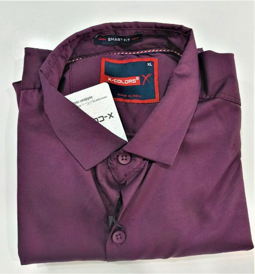 పురుషుల రెగ్యులర్ ఫిట్ సాలిడ్ కర్వ్డ్ కాలర్ క్యాజువల్ షర్ట్ యొక్క చిత్రం