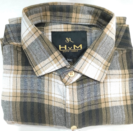 HVM నలుపు, లేత గోధుమరంగు మరియు తెలుపు ప్లాయిడ్ ఫ్లాన్నెల్ షర్ట్ యొక్క చిత్రం