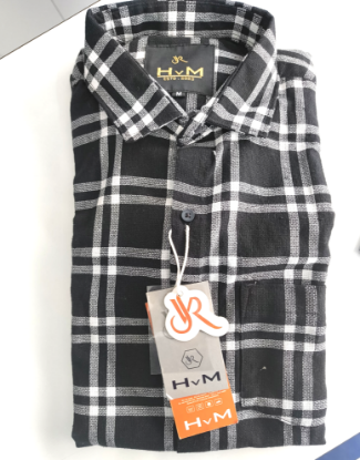 పురుషుల నలుపు మరియు తెలుపు గీసిన ఫ్లాన్నెల్ షర్ట్ యొక్క చిత్రం