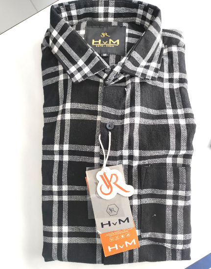 పురుషుల నలుపు మరియు తెలుపు గీసిన ఫ్లాన్నెల్ షర్ట్ యొక్క చిత్రం