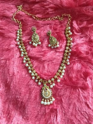 చెవిపోగులు సెట్ చేయబడిన AD స్టోన్ నెక్లెస్ యొక్క చిత్రం