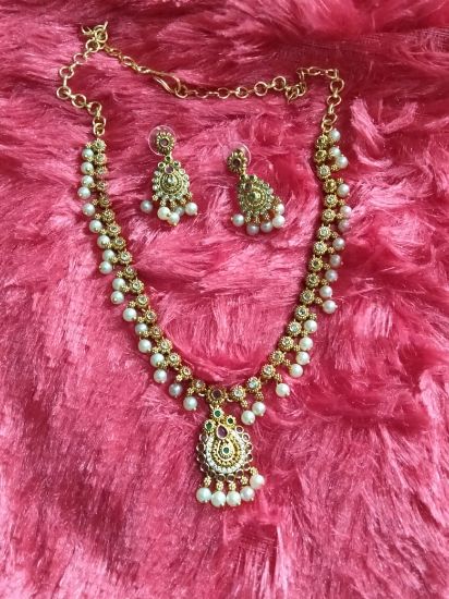 చెవిపోగులు సెట్ చేయబడిన AD స్టోన్ నెక్లెస్ యొక్క చిత్రం