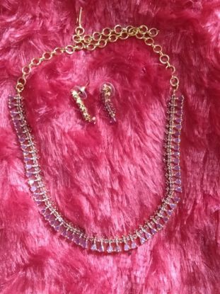 గులాబీ రాతి హారము మరియు చెవిపోగులు సెట్ యొక్క చిత్రం