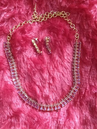 గులాబీ రాతి హారము మరియు చెవిపోగులు సెట్ యొక్క చిత్రం