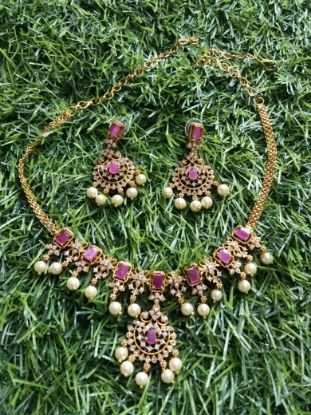 ఆంషి పాచి కుందన్ చోకర్ నెక్లెస్ సెట్ యొక్క చిత్రం