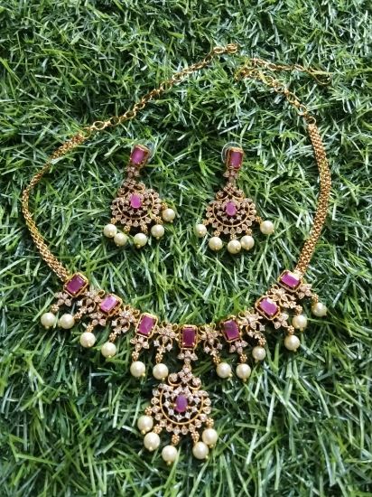 ఆంషి పాచి కుందన్ చోకర్ నెక్లెస్ సెట్ యొక్క చిత్రం