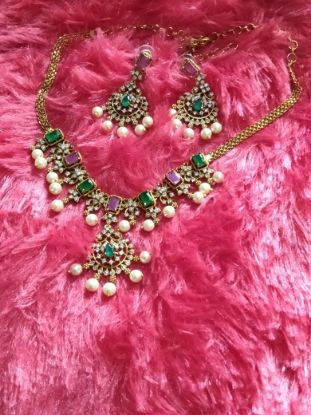 గుట్టపుసలు నెక్లెస్ మరియు చెవిపోగులు సెట్ యొక్క చిత్రం