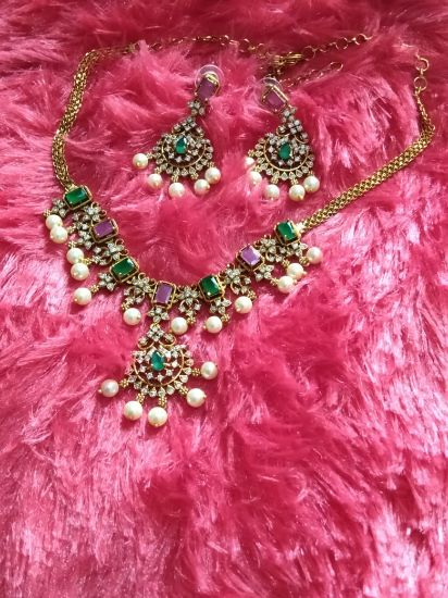 గుట్టపుసలు నెక్లెస్ మరియు చెవిపోగులు సెట్ యొక్క చిత్రం