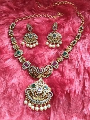 ఈ ప్రత్యేక సెట్‌లో పొడవైన నెక్లెస్ మరియు సరిపోయే చెవిపోగులు ఉన్నాయి. యొక్క చిత్రం