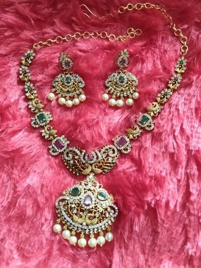 ఈ ప్రత్యేక సెట్‌లో పొడవైన నెక్లెస్ మరియు సరిపోయే చెవిపోగులు ఉన్నాయి. యొక్క చిత్రం