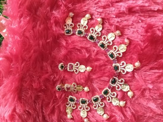 బాలికలు మరియు మహిళలకు తగిన పెండెంట్, నీలకంఠం మరియు చెవిపోగులు, సాంప్రదాయ ఆభరణాలు యొక్క చిత్రం