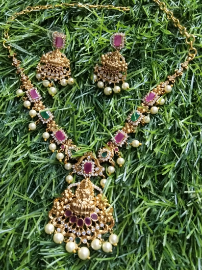 రూబీ గ్రీన్ సింపుల్ పెర్ల్ బీడ్స్ నీక్లేస్ సెట్ మరియు ఇయర్ రింగ్స్ యొక్క చిత్రం