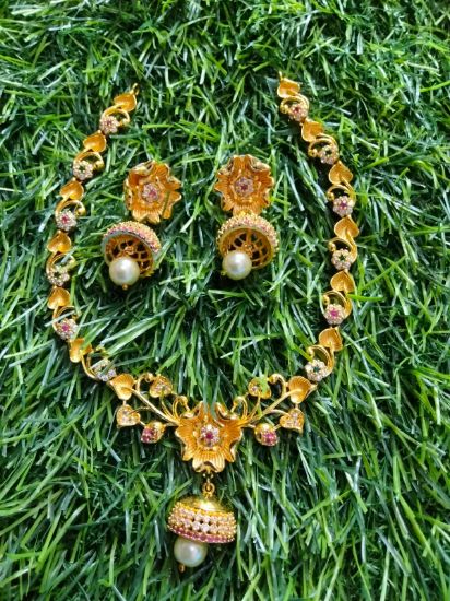 ఒక నెక్లెస్ మరియు ఒక జత చెవిపోగులతో కూడిన బంగారు రాతి ఆభరణాల సెట్ యొక్క చిత్రం