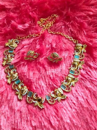 దక్షిణ భారత దేశంలోని మహిళలు సాంప్రదాయకంగా ధరిస్తారు, ముఖ్యంగా వివాహ సమయంలో నెక్లేస్ మరియు చెవిపోగులు యొక్క చిత్రం