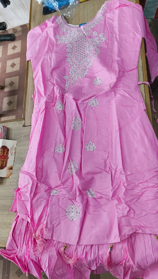 ఎంబ్రాయిడరీ పనితో గులాబీ రంగు కుర్తీ యొక్క చిత్రం