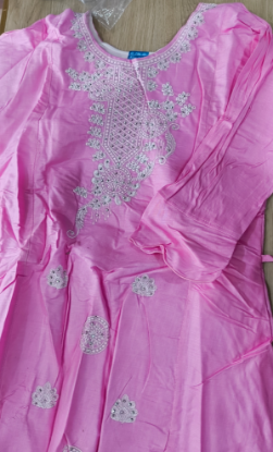 ఎంబ్రాయిడరీ పనితో గులాబీ రంగు కుర్తీ యొక్క చిత్రం