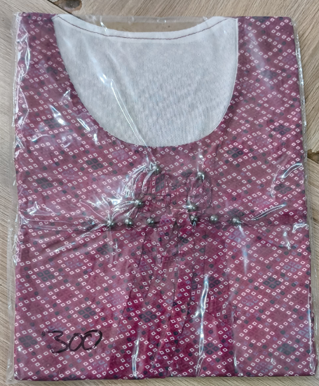 మెజెంటా కలర్ లైట్ డీన్ డ్రెస్ యొక్క చిత్రం