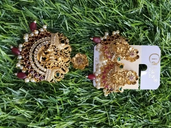 దక్షిణ భారత లాకెట్టు, మరియు చెవిపోగులు మహిళల కోసం సాంప్రదాయ సెట్ యొక్క చిత్రం