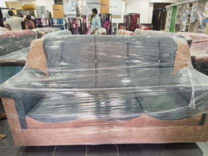 ఇల్లు, లివింగ్ రూమ్ కోసం కుషన్లతో కూడిన సోఫా సెట్ ఫర్నిచర్ (బూడిద & గోధుమ) యొక్క చిత్రం