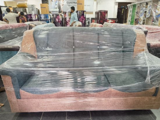 ఇల్లు, లివింగ్ రూమ్ కోసం కుషన్లతో కూడిన సోఫా సెట్ ఫర్నిచర్ (బూడిద & గోధుమ) యొక్క చిత్రం