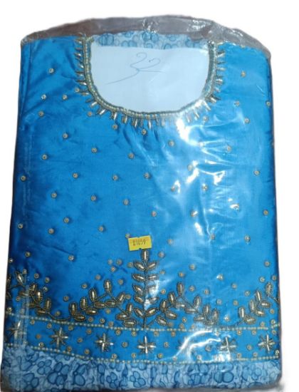 పొడవైన పార్టీ గౌను లేదా సాంప్రదాయ భారతీయ పిల్లల గౌను. యొక్క చిత్రం