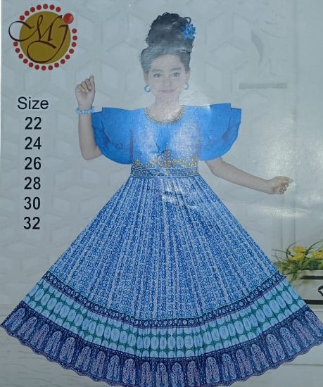 పొడవైన పార్టీ గౌను లేదా సాంప్రదాయ భారతీయ పిల్లల గౌను. యొక్క చిత్రం