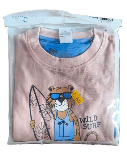 టీ-షర్ట్ మరియు షార్ట్స్ సెట్ యొక్క చిత్రం