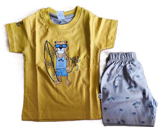 టీ-షర్ట్ మరియు షార్ట్స్ సెట్ యొక్క చిత్రం