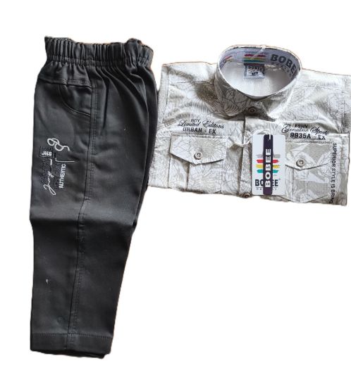 అబ్బాయిల దుస్తుల సెట్‌లో చొక్కా మరియు ప్యాంటు ఉంటాయి. యొక్క చిత్రం