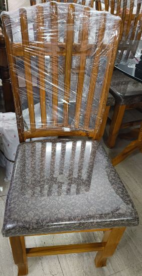 ఇంటి కోసం గ్లాస్ టాప్ ఫోర్ సీటర్ డైనింగ్ టేబుల్ సెట్. యొక్క చిత్రం