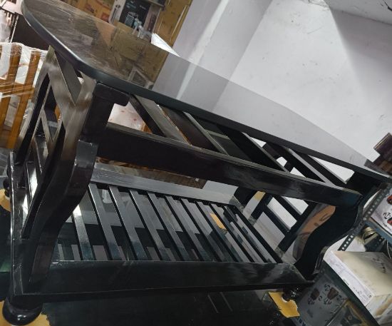 ఇంటి కోసం గ్లాస్ టాప్ ఫోర్ సీటర్ డైనింగ్ టేబుల్ సెట్. యొక్క చిత్రం