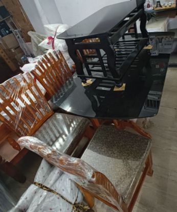 ఇంటి కోసం గ్లాస్ టాప్ ఫోర్ సీటర్ డైనింగ్ టేబుల్ సెట్. యొక్క చిత్రం