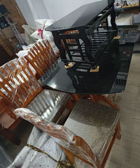 ఇంటి కోసం గ్లాస్ టాప్ ఫోర్ సీటర్ డైనింగ్ టేబుల్ సెట్. యొక్క చిత్రం