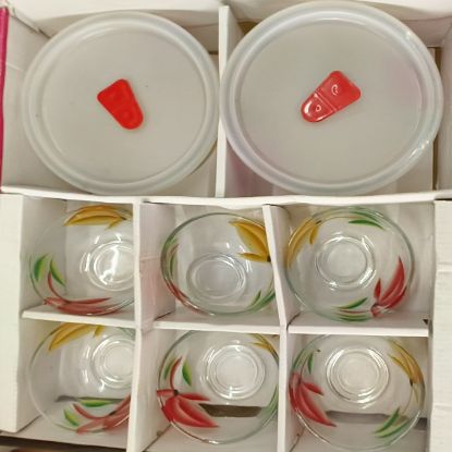 4 మినీ గ్లాస్ బౌల్స్, 2 ప్లాస్టిక్ బాక్సులు యొక్క చిత్రం