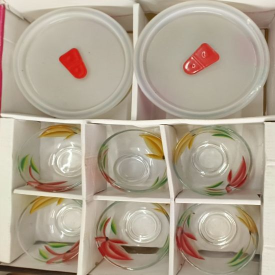 4 మినీ గ్లాస్ బౌల్స్, 2 ప్లాస్టిక్ బాక్సులు యొక్క చిత్రం