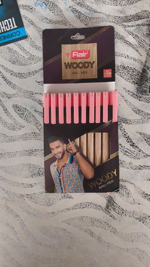 ఫ్లెయిర్ వుడీ బాల్ పెన్ వాలెట్ ప్యాక్ | 0.7 mm చిట్కా సైజు | ఆకర్షణీయమైన డిజైన్ | తక్కువ-స్నిగ్ధత ఇంక్‌తో స్మూత్ ఫ్లో సిస్టమ్ | స్మడ్జ్ ఫ్రీ రైటింగ్ | రెడ్ ఇంక్ | 10 పెన్నుల సెట్ యొక్క చిత్రం