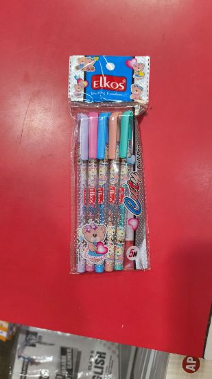 ఎల్కోస్ క్యూటీ బాల్ పెన్నుల ప్యాక్, ఇవి కాంపాక్ట్ మరియు అందమైన డిజైన్‌కు ప్రసిద్ధి చెందిన బాల్ పాయింట్ పెన్నులు, తరచుగా ప్యాకేజింగ్‌లో కనిపించే ఎలుగుబంటి వంటి కార్టూన్ పాత్రలను కలిగి ఉంటాయి. చిత్రాలు 5 యొక్క చిత్రం