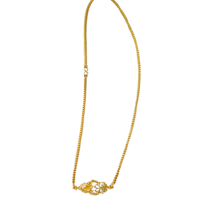 బంగారు రంగులో మెరిసే బహురంగ రాళ్లతో అలంకరించిన పుష్పాకృతి పెండెంట్ గొలుసు(మంగళసూత్ర శైలి గొలుసు) యొక్క చిత్రం