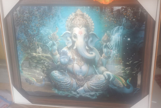 చెక్క ఫ్రేమ్‌తో కూడిన దైవిక గణేశ 3D గ్లిటర్ ఎఫెక్ట్ వాల్ పెయింటింగ్ | ఆధ్యాత్మిక గృహం & ఆఫీస్ గోడ అలంకరణ | వాస్తు, పూజ గది, ఆలయం & బహుమతి వస్తువు యొక్క చిత్రం