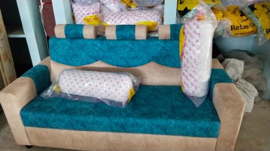 టర్కోయిస్ బ్లూ మరియు లేత గోధుమ రంగు డ్యూయల్-టోన్ అప్హోల్స్టరీతో కూడిన ఆధునిక 2-సీటర్ సోఫా, బోల్స్టర్ దిండ్లు మరియు స్టైలిష్ కుషన్డ్ బ్యాక్‌రెస్ట్ డిజైన్‌తో సహా. యొక్క చిత్రం