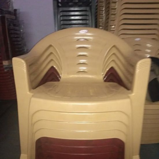 పేర్చగల ప్లాస్టిక్ చేతులకుర్చీ. యొక్క చిత్రం