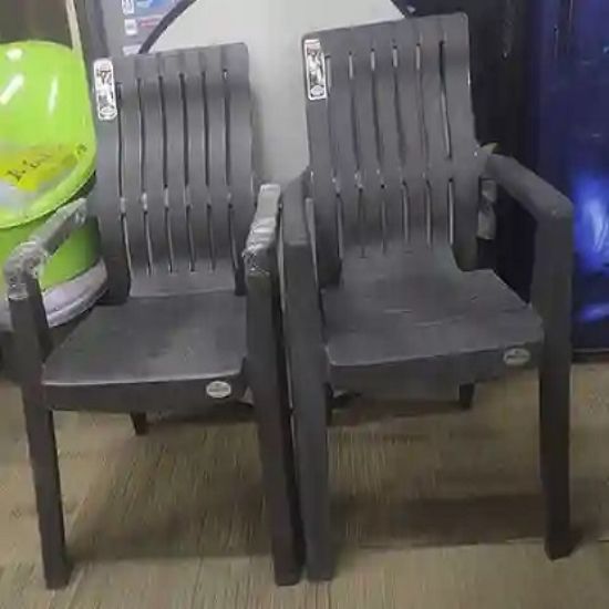 రెండు ఒకేలా ఉండే ప్లాస్టిక్ చేతులకుర్చీల సెట్ యొక్క చిత్రం