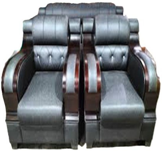 ఆధునిక లివింగ్ రూమ్ కోసం వుడ్ ఆర్మ్‌రెస్ట్ ఆకర్షణలతో, హై బ్యాక్ సపోర్ట్ మరియు టఫ్టెడ్ కుషన్ డిజైన్ కలిగిన లగ్జరీ 3+1+1 బ్లాక్ లెదరెట్ సోఫా సెట్ యొక్క చిత్రం