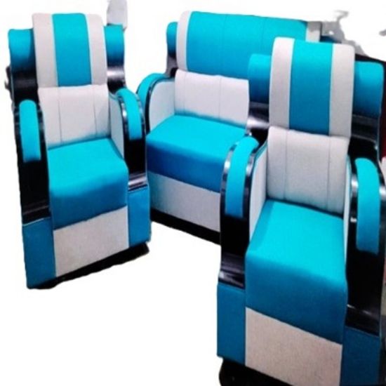 ఆధునిక డిజైన్‌తో కూడిన 3+1+1 సోఫా సెట్, నీలం మరియు తెలుపు రంగు కుషన్లతో. యొక్క చిత్రం