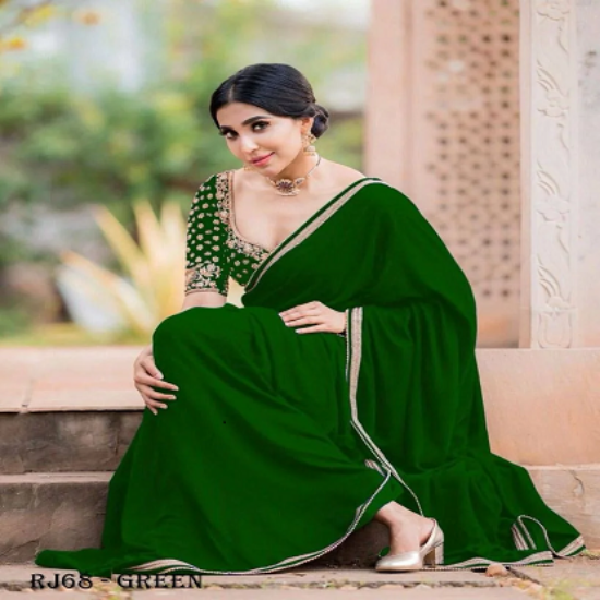 సరిపోయే బ్లౌజ్ ముక్కలతో కూడిన భారీ జార్జెట్ ఎంబ్రాయిడరీ చీర యొక్క చిత్రం