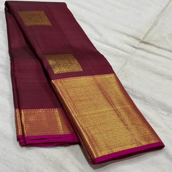 బంగారు జరీ దారంతో కాంచీపురం సిల్క్ చీర యొక్క చిత్రం