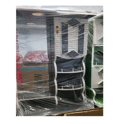 ఆధునిక 2 అడుగుల డ్యూయల్-టోన్ నలుపు మరియు తెలుపు రంగుల డ్రెస్సింగ్ టేబుల్, పూర్తి పొడవు అద్దం, ఓపెన్ డిస్‌ప్లే షెల్ఫ్‌లు మరియు ఒక ప్రత్యేకమైన జ్యామితీయ డిజైన్‌తో. యొక్క చిత్రం