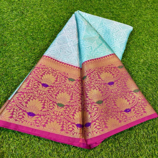 కోరా మస్లిన్ పట్టు మరియు క్లిష్టమైన జరీ నేత చీర యొక్క చిత్రం